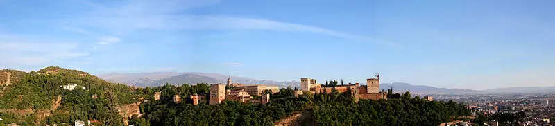 Wikimedia Commons (Er Komandante) 800px-Panorámica_Alhambra_y_Sierra_Nevada_de_fondo