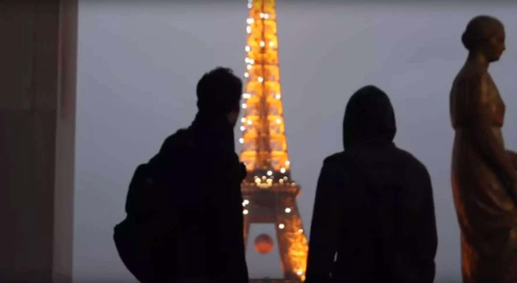 Climbing Eiffel Tower - Screencap 2
